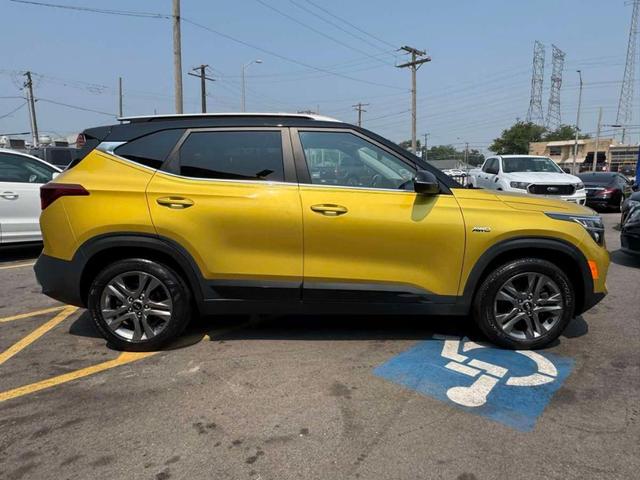 Photo of 2021 Starbright Yellow / Black Roof Kia Seltos