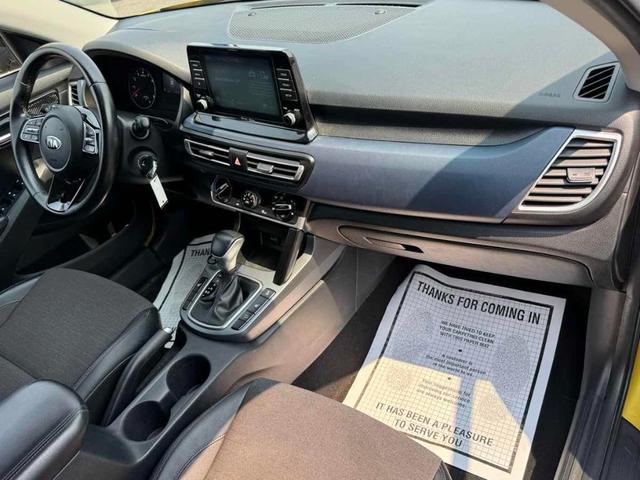 Photo of 2021 Starbright Yellow / Black Roof Kia Seltos