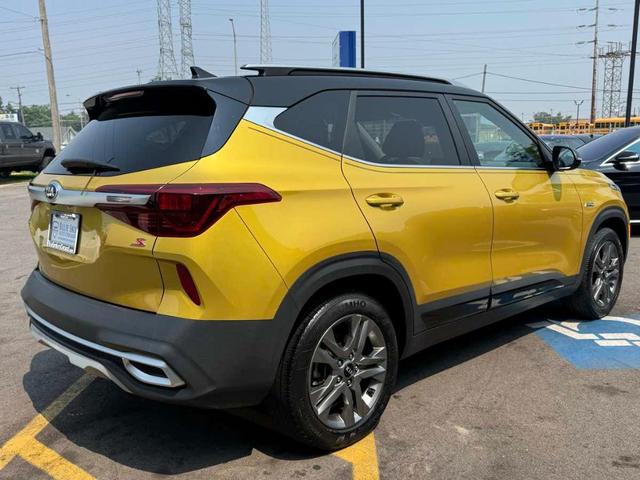 Photo of 2021 Starbright Yellow / Black Roof Kia Seltos