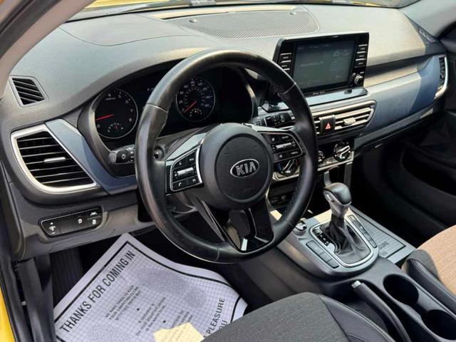 Photo of 2021 Starbright Yellow / Black Roof Kia Seltos