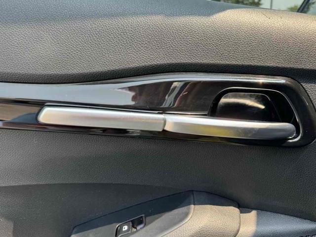 Photo of 2021 Starbright Yellow / Black Roof Kia Seltos