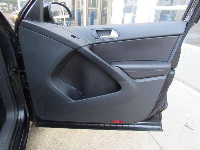 Photo of 2017 Deep Black Pearl Volkswagen Tiguan