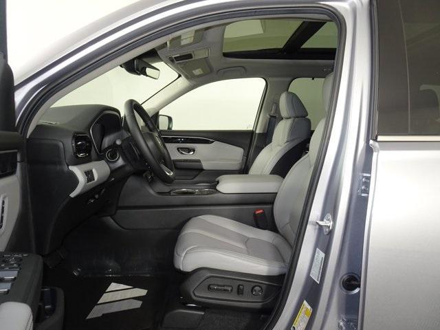 Photo of 2025 Lunar Silver Metallic Honda Pilot