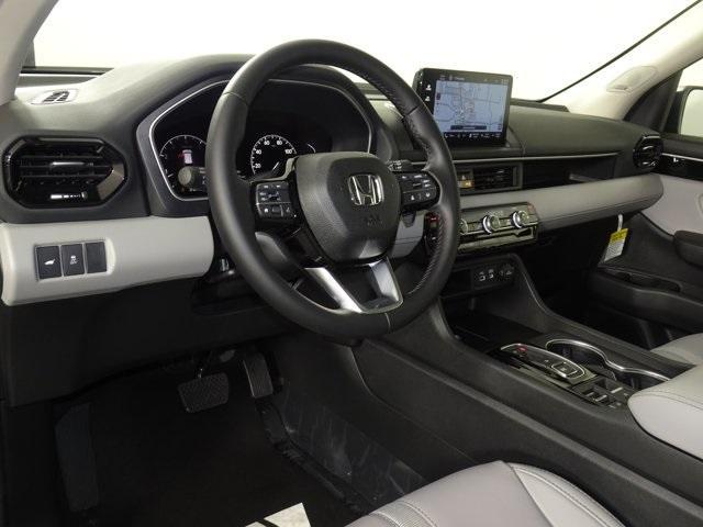Photo of 2025 Lunar Silver Metallic Honda Pilot