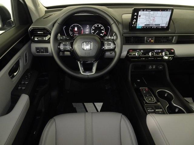Photo of 2025 Lunar Silver Metallic Honda Pilot