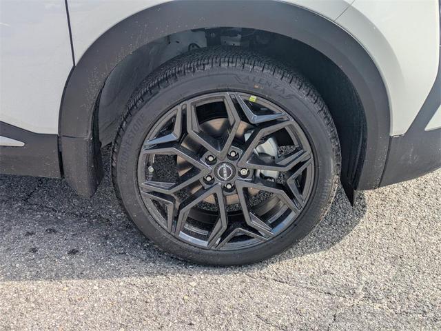 Photo of 2025 Aspen White Tricoat/Super Black Nissan Kicks