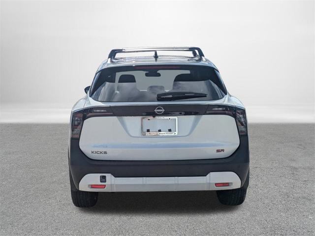 Photo of 2025 Aspen White Tricoat/Super Black Nissan Kicks