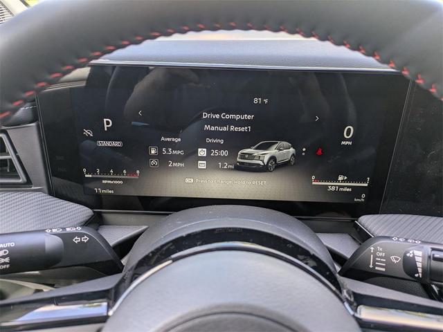 Photo of 2025 Aspen White Tricoat/Super Black Nissan Kicks