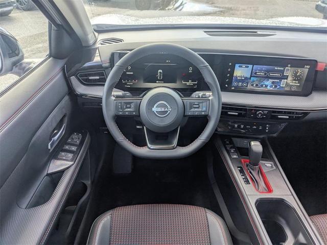 Photo of 2025 Aspen White Tricoat/Super Black Nissan Kicks