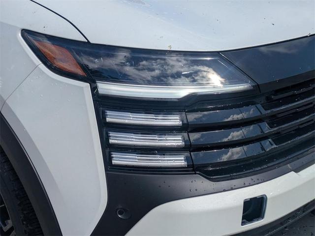 Photo of 2025 Aspen White Tricoat/Super Black Nissan Kicks