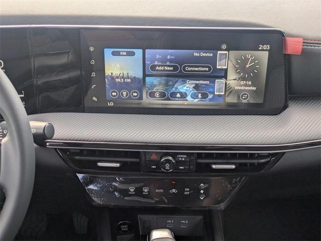 Photo of 2025 Aspen White Tricoat/Super Black Nissan Kicks