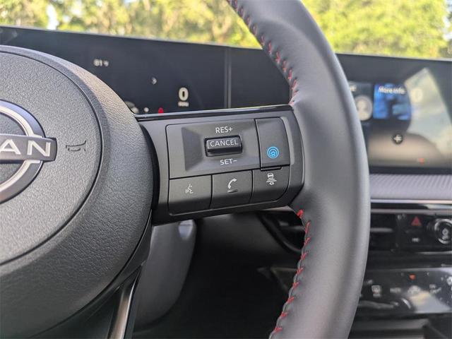 Photo of 2025 Aspen White Tricoat/Super Black Nissan Kicks