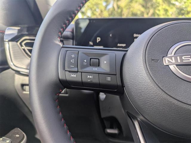 Photo of 2025 Aspen White Tricoat/Super Black Nissan Kicks