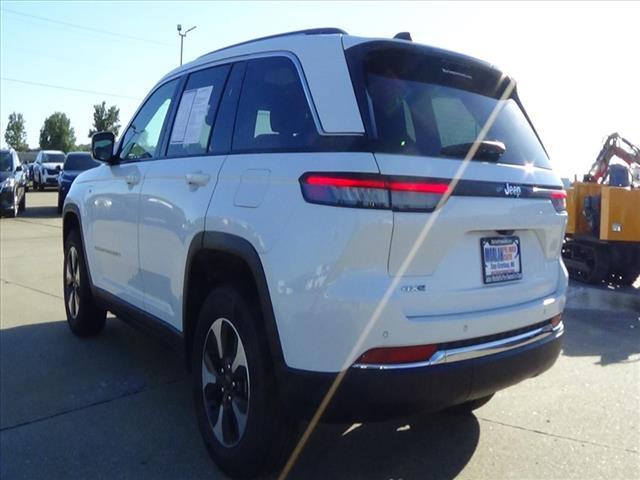Photo of 2023 Bright White Jeep Grand Cherokee
