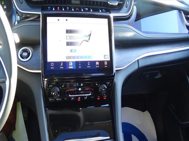 Photo of 2023 Bright White Jeep Grand Cherokee