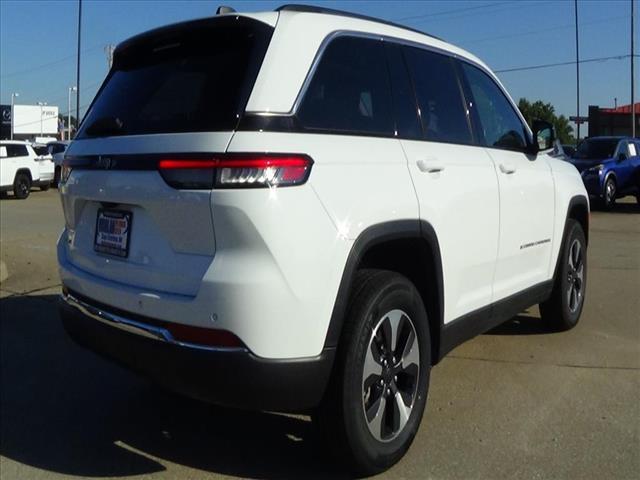 Photo of 2023 Bright White Jeep Grand Cherokee