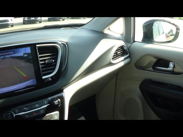 Photo of 2024 Bright White Chrysler Pacifica