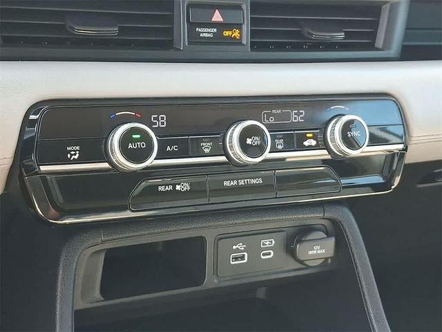 Photo of 2023 Platinum White Pearl Honda Pilot