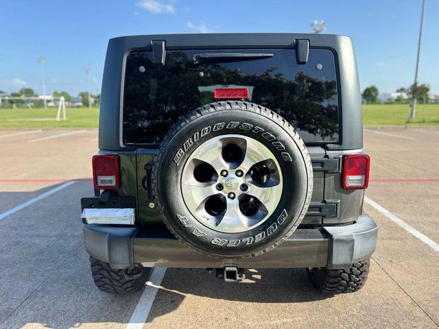 Photo of 2017 Gray Jeep Wrangler Unlimited