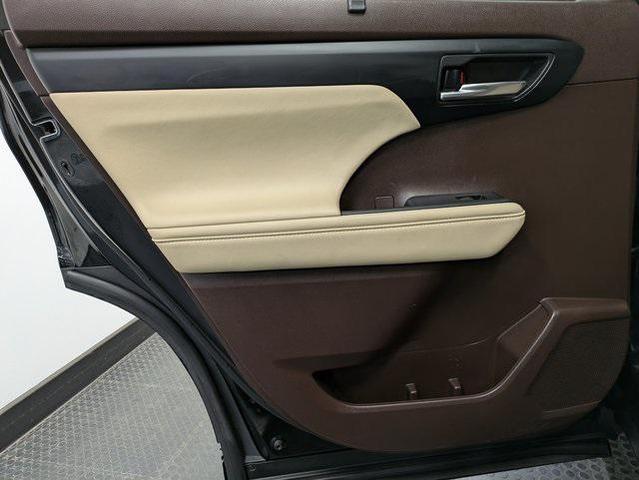 Photo of 2022 Midnight Black Metallic Toyota Highlander