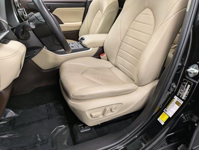 Photo of 2022 Midnight Black Metallic Toyota Highlander