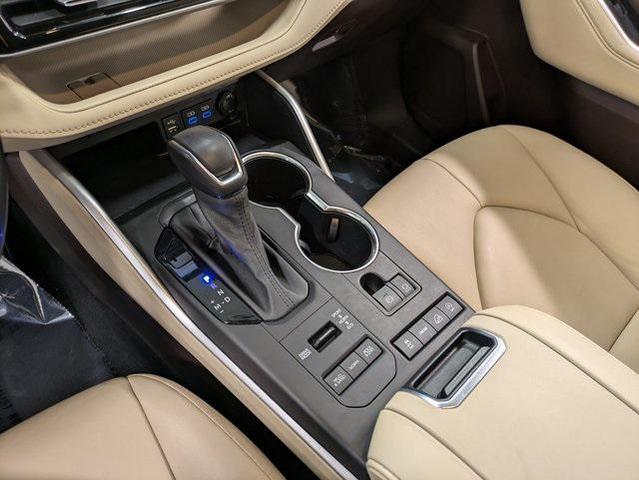 Photo of 2022 Midnight Black Metallic Toyota Highlander