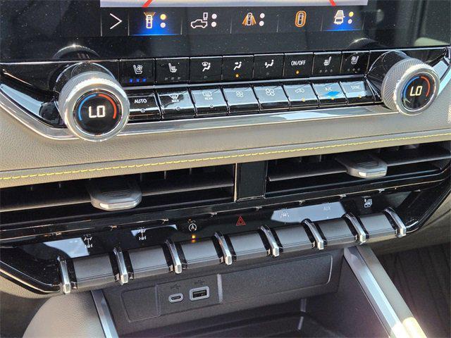 Photo of 2025 Summit White Chevrolet Colorado