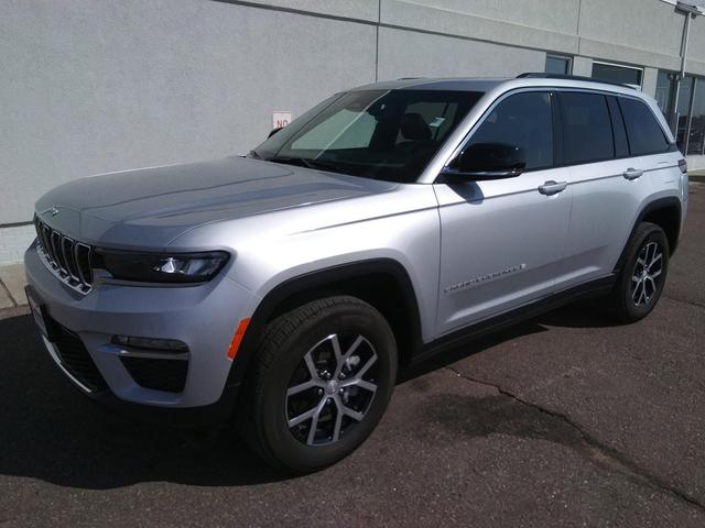 Photo of 2024 Silver Zynith Jeep Grand Cherokee