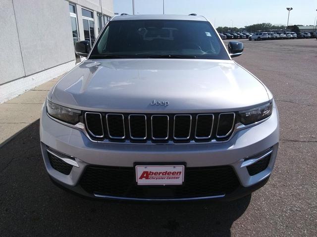 Photo of 2024 Silver Zynith Jeep Grand Cherokee