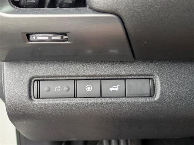 Photo of 2022 Pearl White Tricoat Nissan Pathfinder