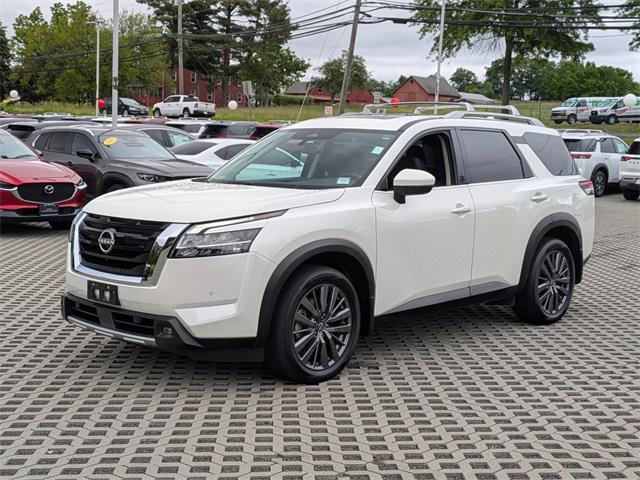 Photo of 2022 Pearl White Tricoat Nissan Pathfinder