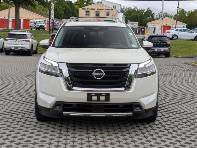 Photo of 2022 Pearl White Tricoat Nissan Pathfinder