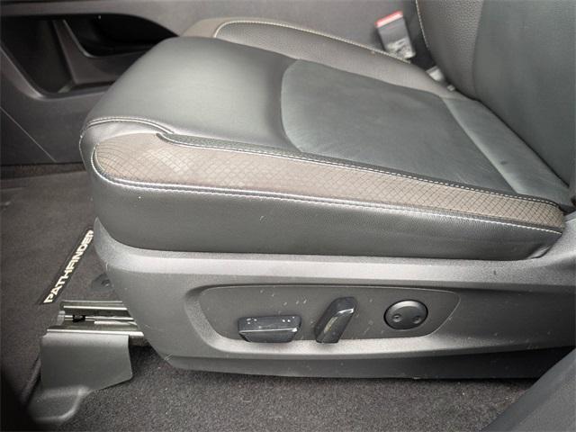 Photo of 2022 Pearl White Tricoat Nissan Pathfinder