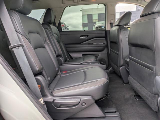 Photo of 2022 Pearl White Tricoat Nissan Pathfinder