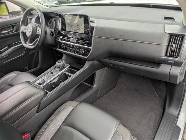 Photo of 2022 Pearl White Tricoat Nissan Pathfinder