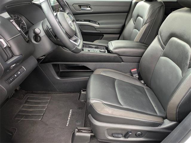 Photo of 2022 Pearl White Tricoat Nissan Pathfinder
