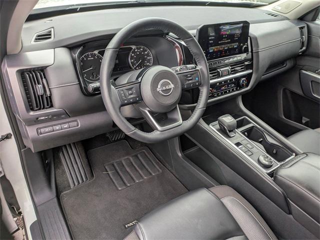 Photo of 2022 Pearl White Tricoat Nissan Pathfinder