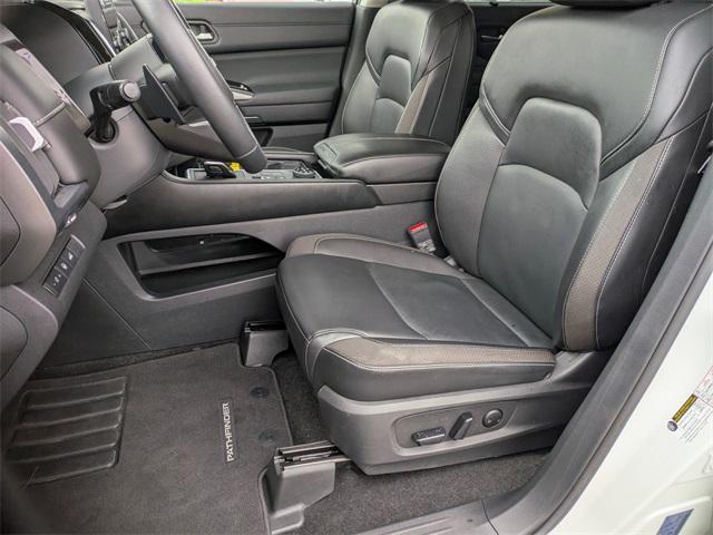 Photo of 2022 Pearl White Tricoat Nissan Pathfinder