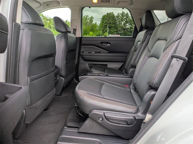 Photo of 2022 Pearl White Tricoat Nissan Pathfinder