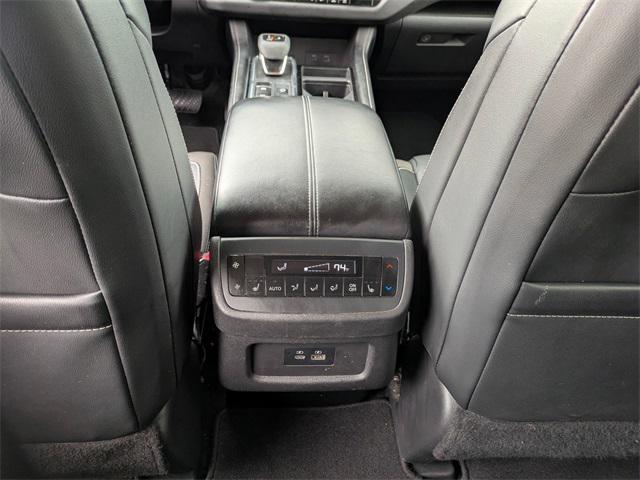 Photo of 2022 Pearl White Tricoat Nissan Pathfinder