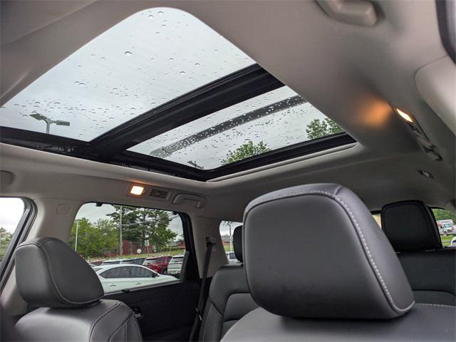 Photo of 2022 Pearl White Tricoat Nissan Pathfinder
