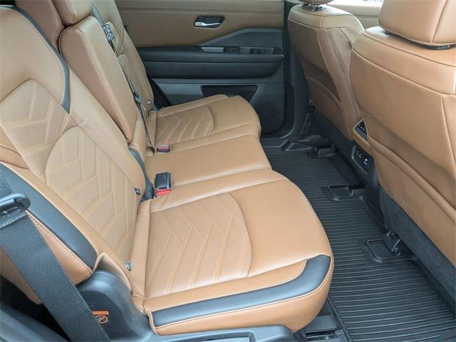 Photo of 2024 Deep Ocean Blue Pearl Nissan Pathfinder