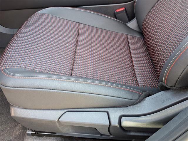 Photo of 2025 Gun Metallic/Super Black Nissan Kicks