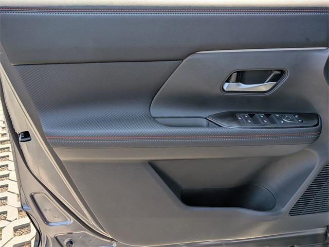 Photo of 2025 Gun Metallic/Super Black Nissan Kicks