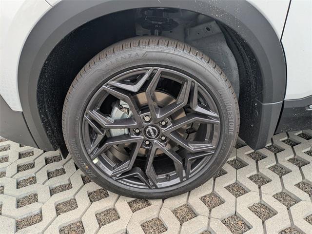 Photo of 2025 Aspen White Tricoat Nissan Kicks