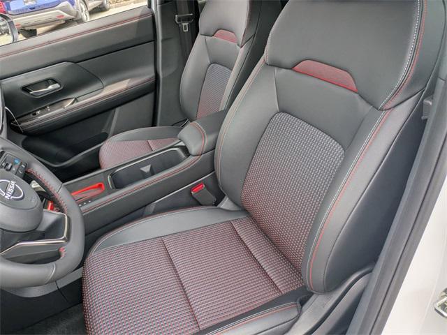 Photo of 2025 Aspen White Tricoat Nissan Kicks