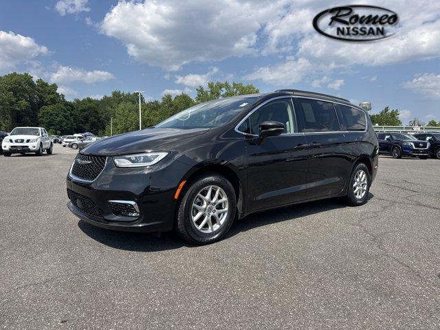 Photo of 2022 Brilliant Black Crystal Pearlcoat Chrysler Pacifica