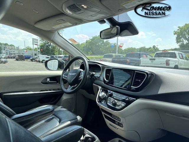 Photo of 2022 Brilliant Black Crystal Pearlcoat Chrysler Pacifica