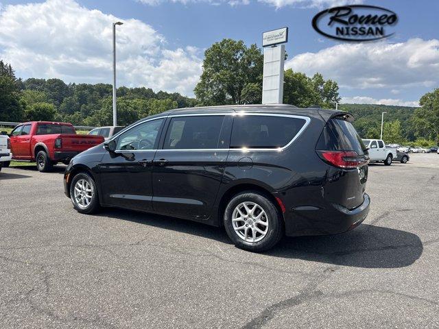Photo of 2022 Brilliant Black Crystal Pearlcoat Chrysler Pacifica