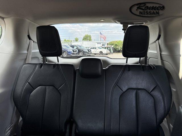 Photo of 2022 Brilliant Black Crystal Pearlcoat Chrysler Pacifica